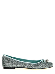 Jimmy Choo bicolor baleriny z tkaniny w wyrafinowanej, kremowo-czarnej palecie, widok z przodu pokazujący elegancki, spiczasty nosek.