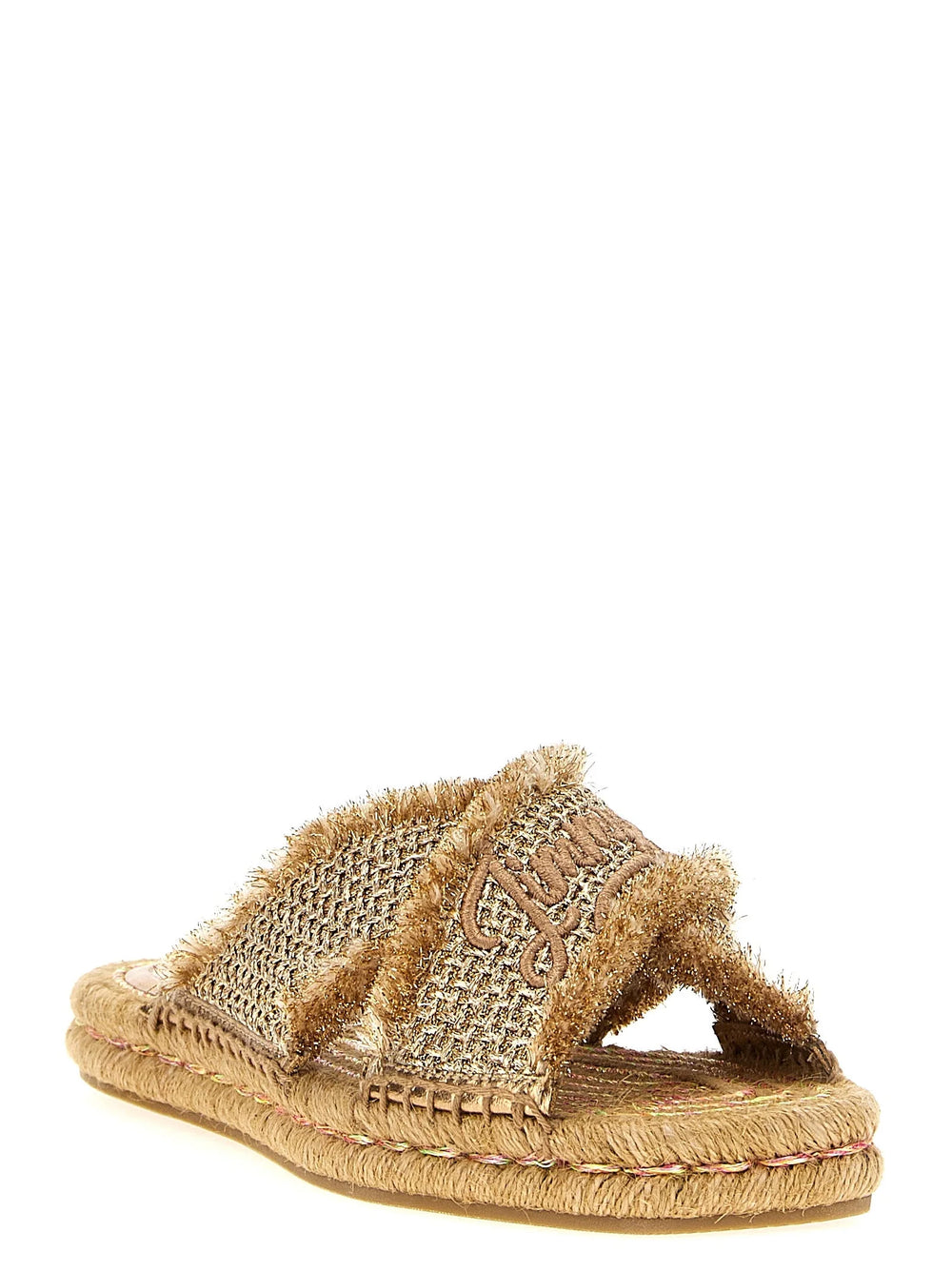 Zadní pohled na zlaté sandály Jimmy Choo, zdůrazňující konstrukci paty a pečlivé italské řemeslné zpracování.