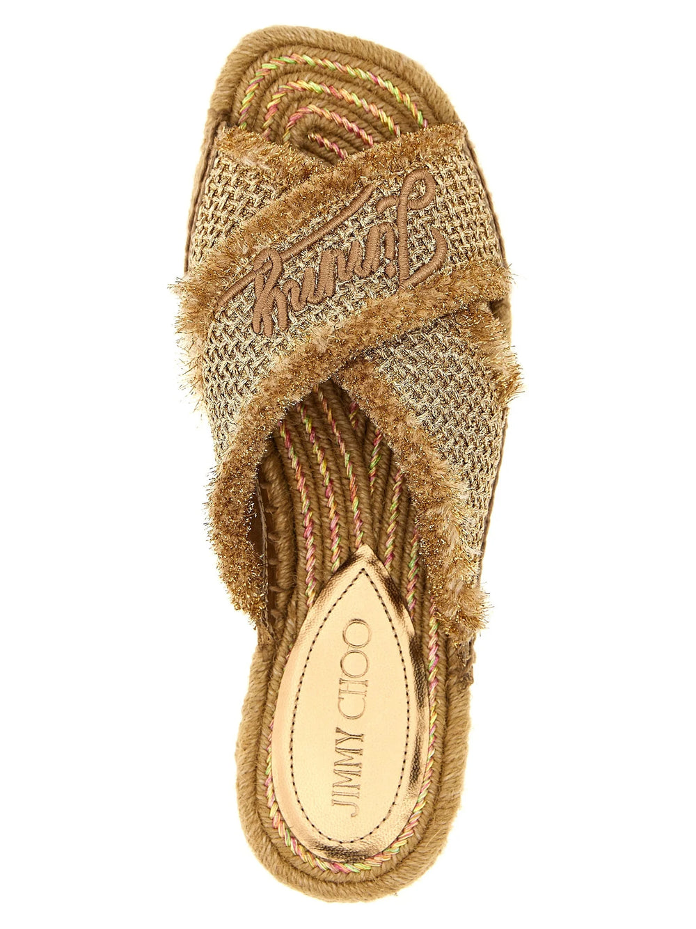 Detailní pohled na značkovou stélku Jimmy Choo a texturovanou podrážku těchto elegantních zlatých sandálů.