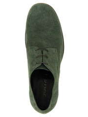 Gros plan sur la texture du cuir suédé bicolore JULIAN et le laçage fin, illustrant la qualité artisanale de la chaussure.