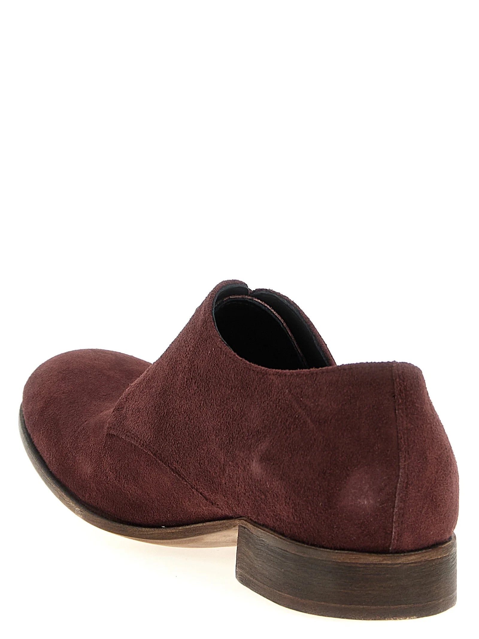 Vista posteriore delle scarpe eleganti in scamosciato bordeaux Julian, con contrafforte rinforzato e finitura artigianale in pelle.