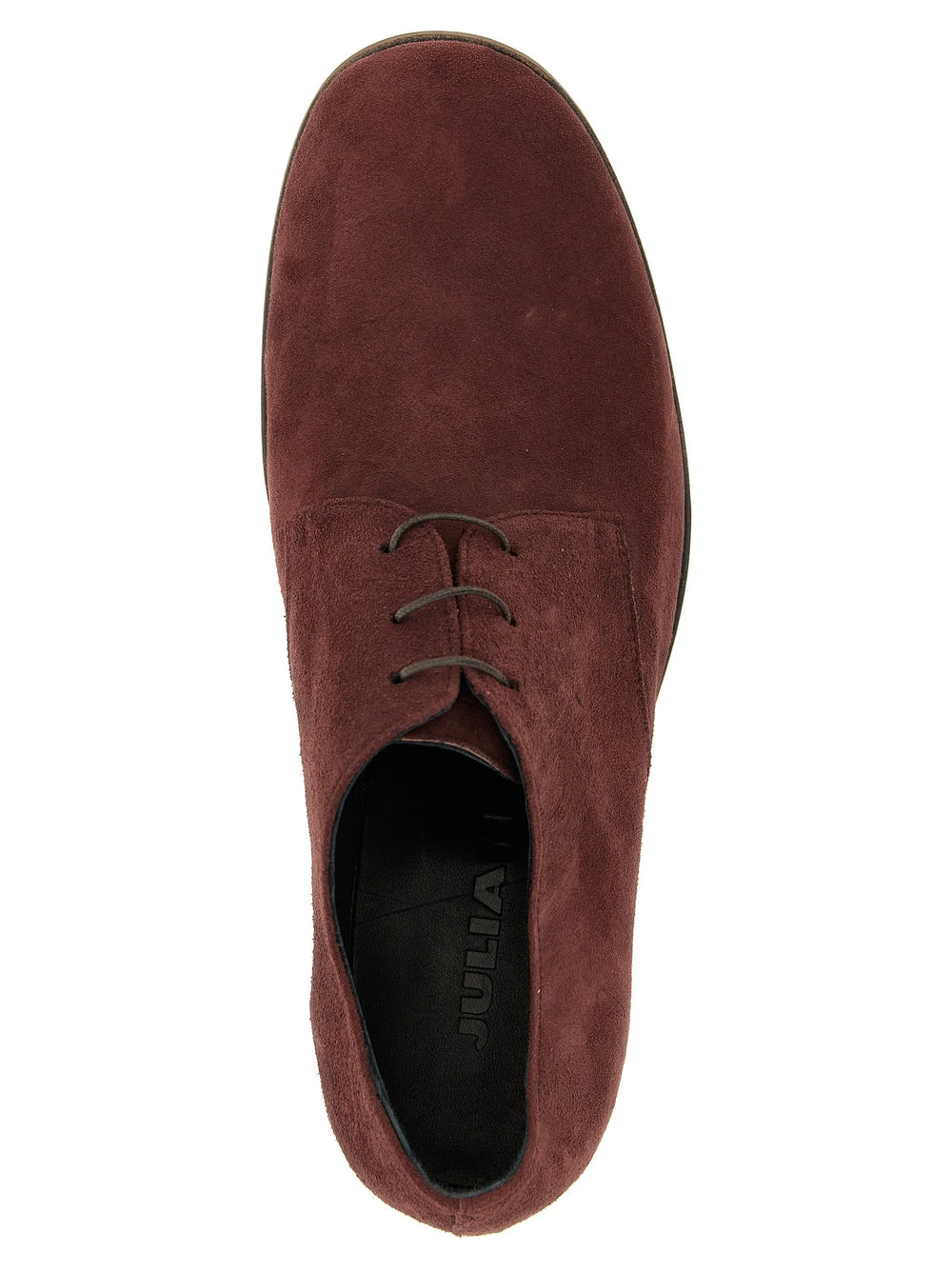 Primo piano della texture in pelle scamosciata bordeaux Julian e del dettaglio degli occhielli su queste Oxford formali da uomo realizzate a mano.