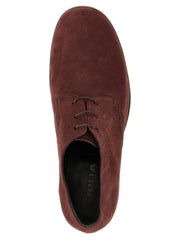 Primo piano della texture in pelle scamosciata bordeaux Julian e del dettaglio degli occhielli su queste Oxford formali da uomo realizzate a mano.