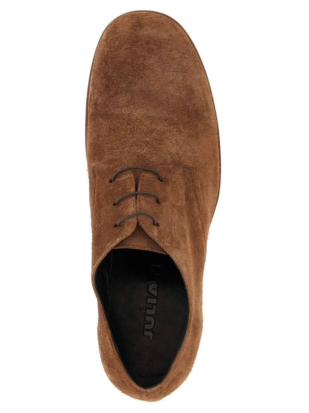 Primeiro plano da rica textura da camurça castanha e dos atacadores de algodão encerado nos sapatos formais JULIAN para homem.