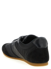 Vista posteriore di sneakers Lemaire in poliammide nera che evidenzia il pulito design del tallone e le precise cuciture tono su tono.