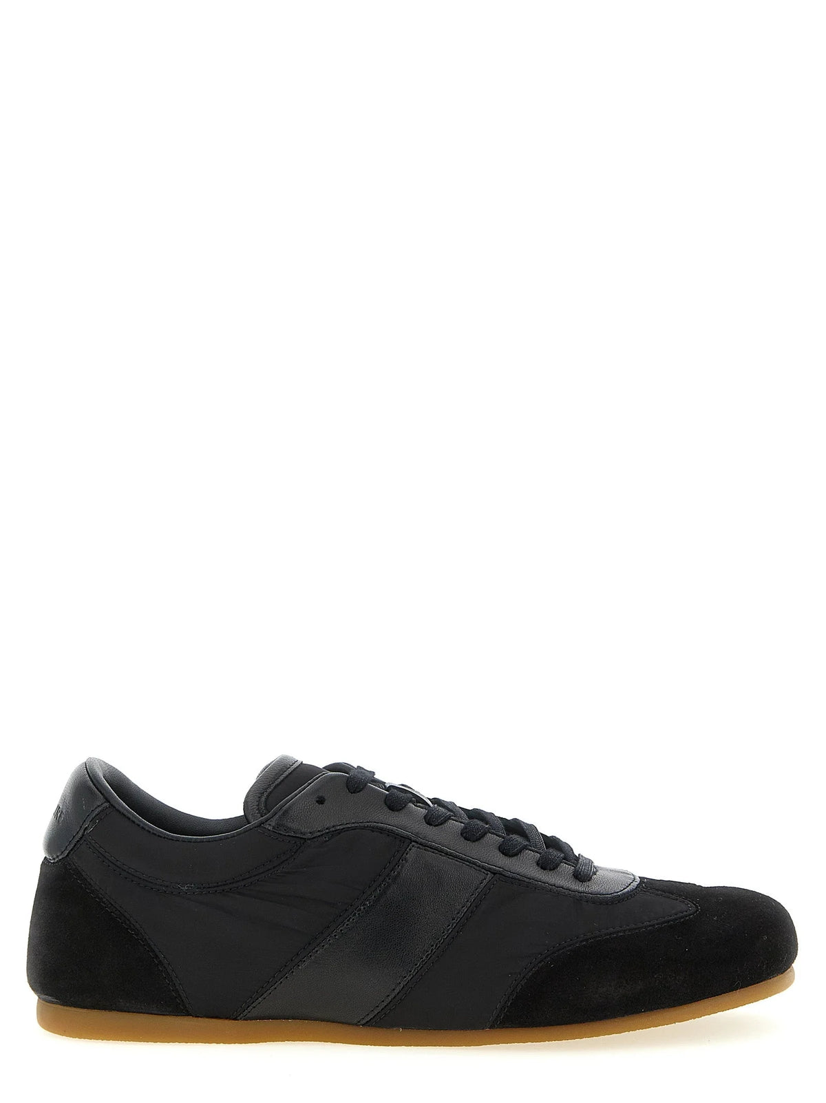 Lemaire sneakers sportive in poliammide nera con silhouette bassa e minimalista e chiusura con lacci tono su tono vista frontale.