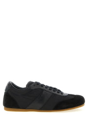 Lemaire sneakers sportive in poliammide nera con silhouette bassa e minimalista e chiusura con lacci tono su tono vista frontale.