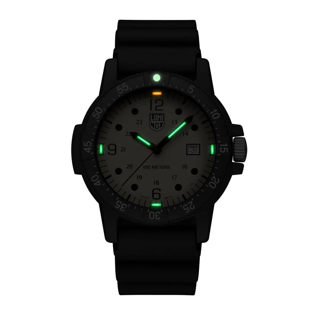 Luminox Černé sportovní hodinky z pryskyřice - Hodinky