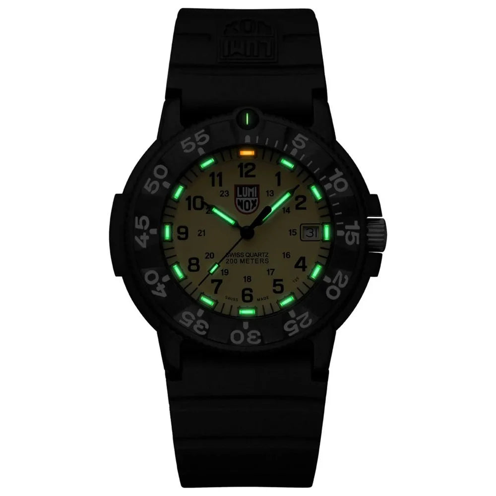 Montre de sport Luminox en caoutchouc noir - Montres