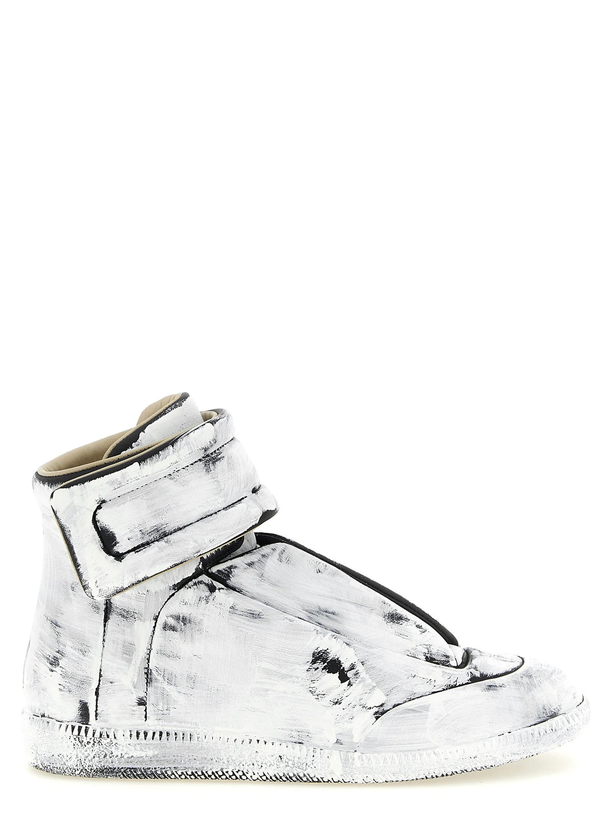 Zapatillas deportivas Maison Margiela bicolor de piel de ternero en una paleta neutra refinada, vista de perfil frontal.