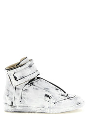 Zapatillas deportivas Maison Margiela bicolor de piel de ternero en una paleta neutra refinada, vista de perfil frontal.