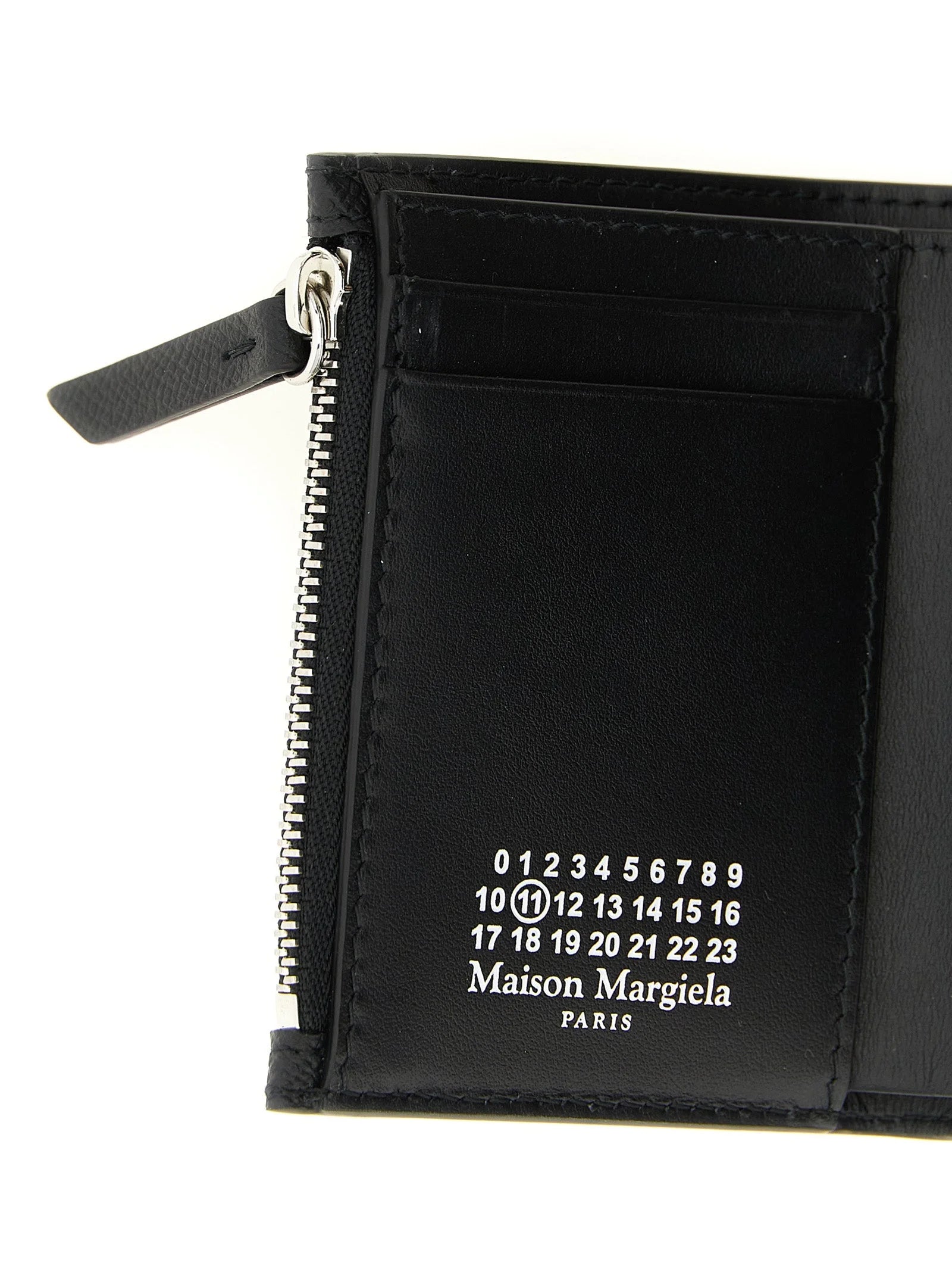 Profil latéral du porte-cartes Margiela noir et fin, mettant en valeur la peinture de bordure raffinée et la silhouette compacte.
