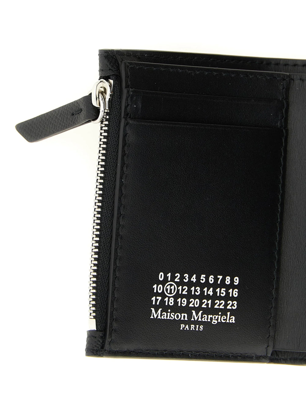 Profil latéral du porte-cartes Margiela noir et fin, mettant en valeur la peinture de bordure raffinée et la silhouette compacte.