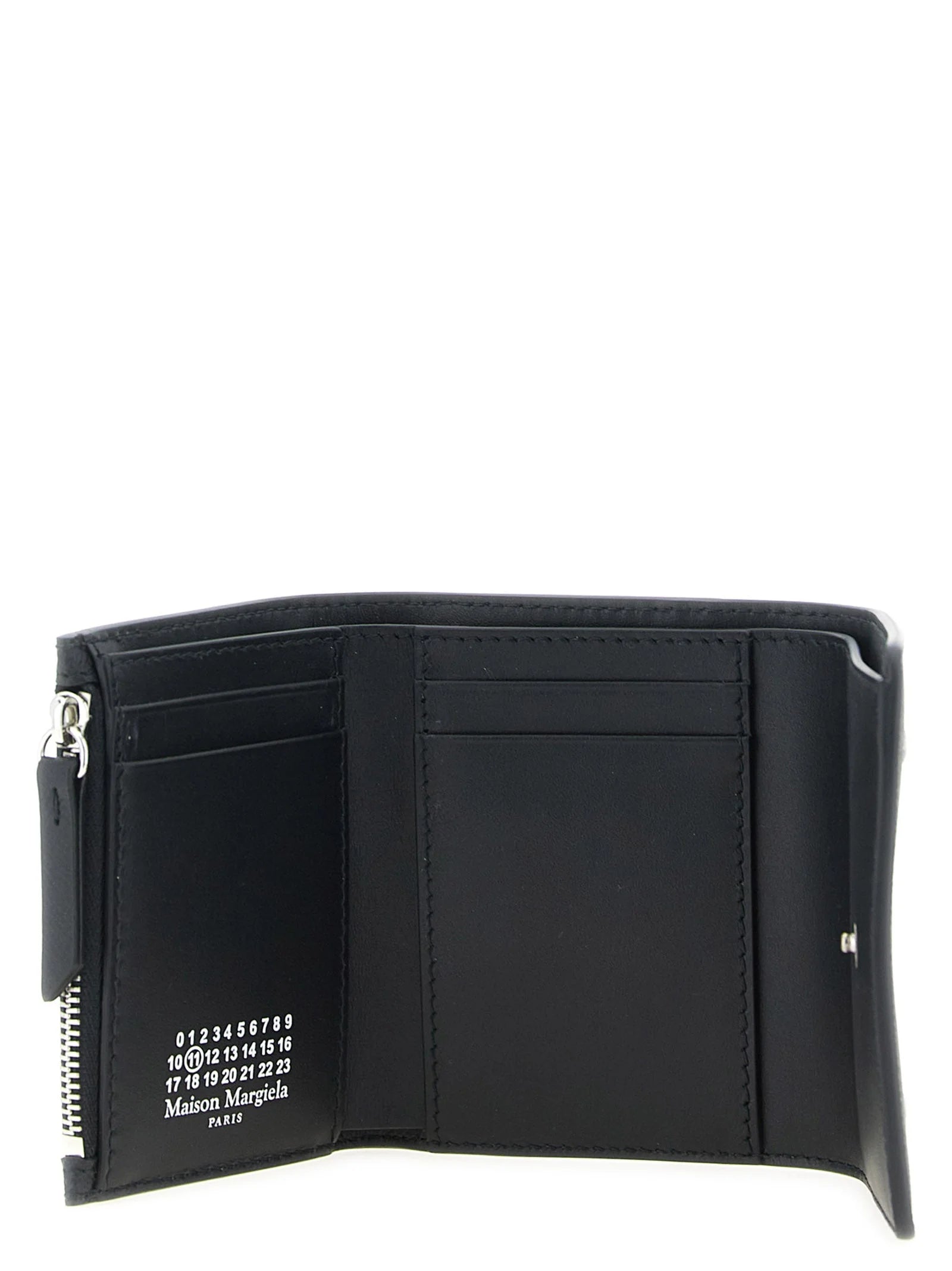 Gros plan de l'intérieur du porte-cartes Margiela révélant le logo numérique estampé à chaud dans le cuir de veau de qualité supérieure.