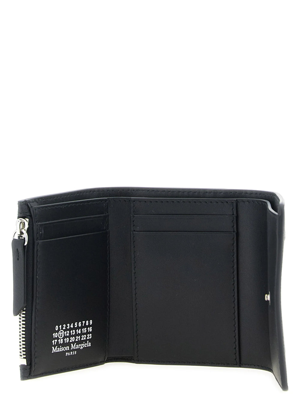 Gros plan de l'intérieur du porte-cartes Margiela révélant le logo numérique estampé à chaud dans le cuir de veau de qualité supérieure.