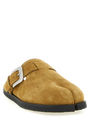 Sideprofil af Maison Margiela flats i rig brun, der viser den lave profil og strukturerede sål.