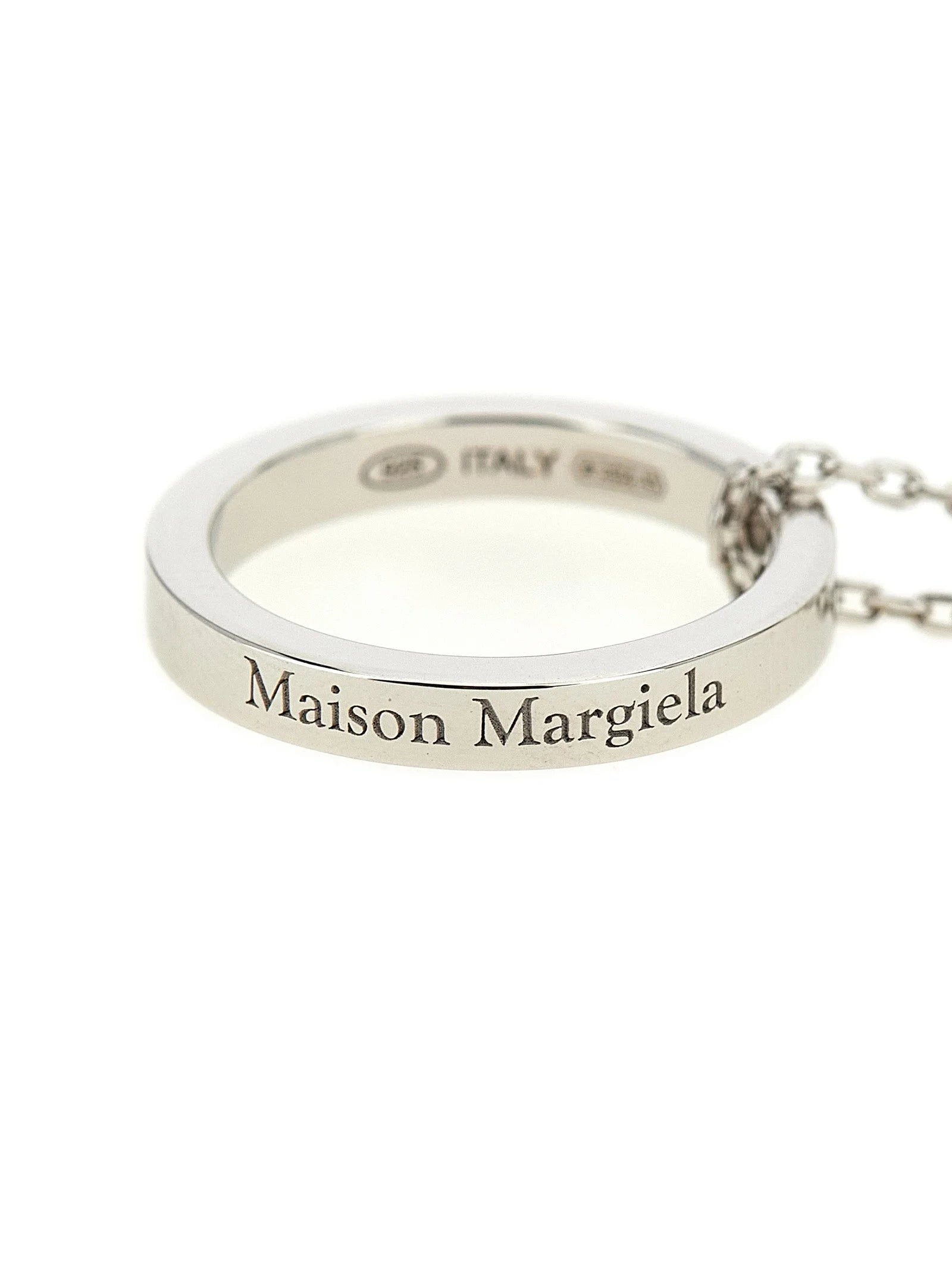 A Maison Margiela ezüst nyaklánc oldalnézete, bemutatva a finom láncszemeket és a kézműves kidolgozást.