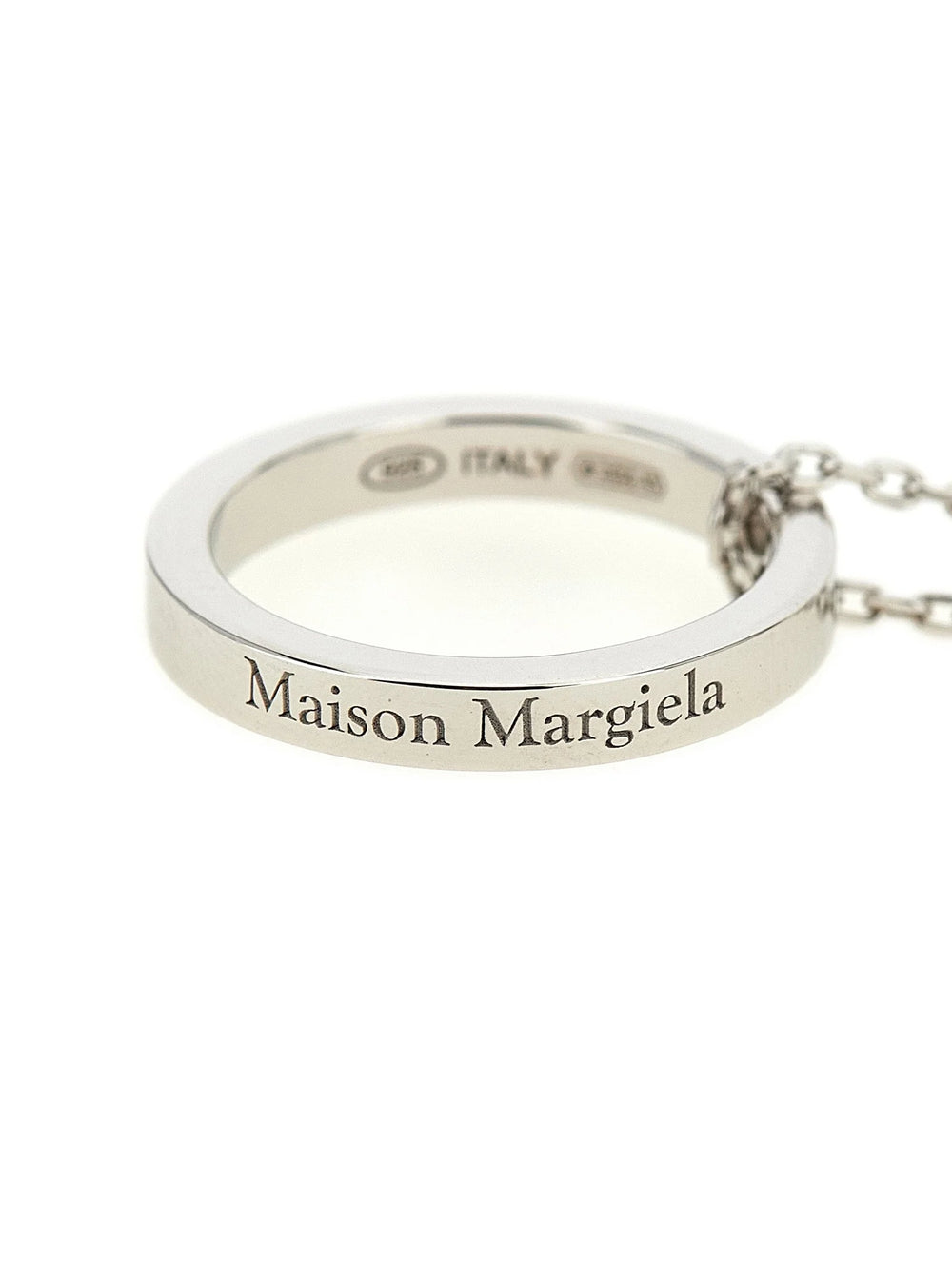 A Maison Margiela ezüst nyaklánc oldalnézete, bemutatva a finom láncszemeket és a kézműves kidolgozást.