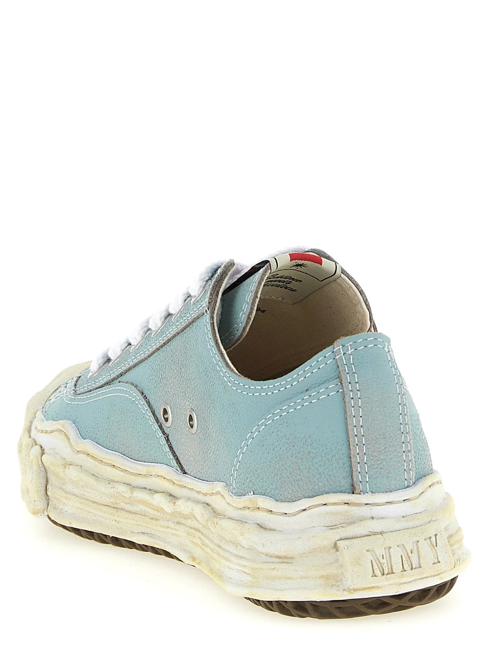 Bagsiden af blå kalveskindssneakers fra Maison Mihara Yasuhiro, der viser den teksturerede hæl og det håndværksmæssige design.