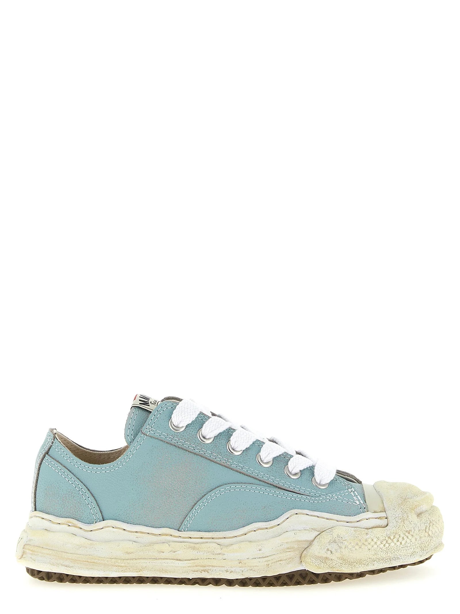 Maison Mihara Yasuhiro blå sneakers i kalveskind med lav profil med det signerede forvrængede lerlignende gummisål.