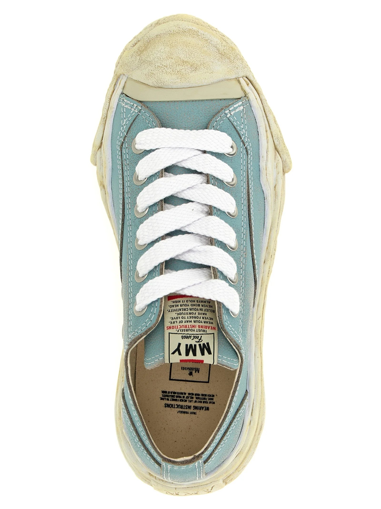 Nærbillede af premium blåt kalveskindlæder og brede vævede snørebånd på Maison Mihara Yasuhiro luksussneakers.