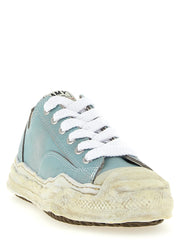Sideprofil af Maison Mihara Yasuhiro sneakers i blåt læder med kontrast syning og skulpturel mellemsål.