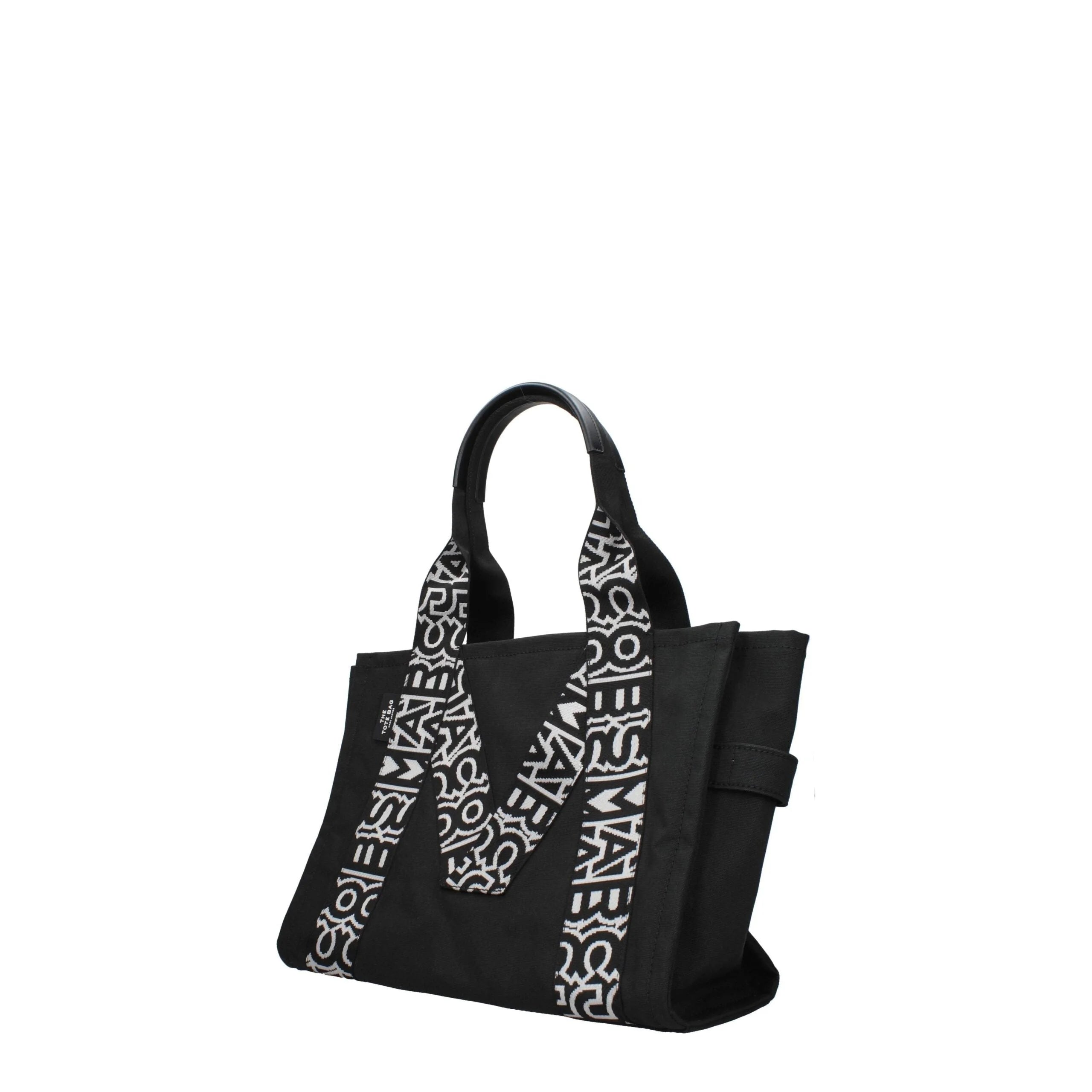 Sideprofil av Marc Jacobs svart stoffveske som fremhever den strukturerte dybden og det elegante skulderstroppdesignet.