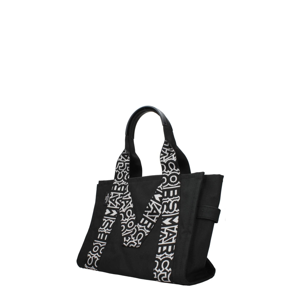 Sideprofil av Marc Jacobs svart stoffveske som fremhever den strukturerte dybden og det elegante skulderstroppdesignet.