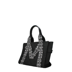 Sideprofil av Marc Jacobs svart stoffveske som fremhever den strukturerte dybden og det elegante skulderstroppdesignet.