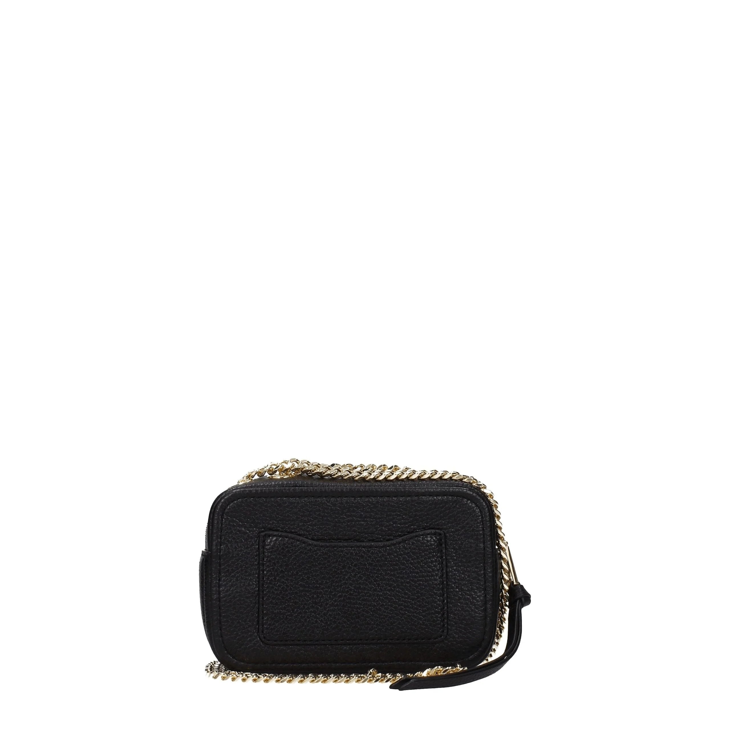 Priveliște din spate a genții crossbody Marc Jacobs din piele, care prezintă finisajul neted al pielii și cusăturile tonale meticuloase.