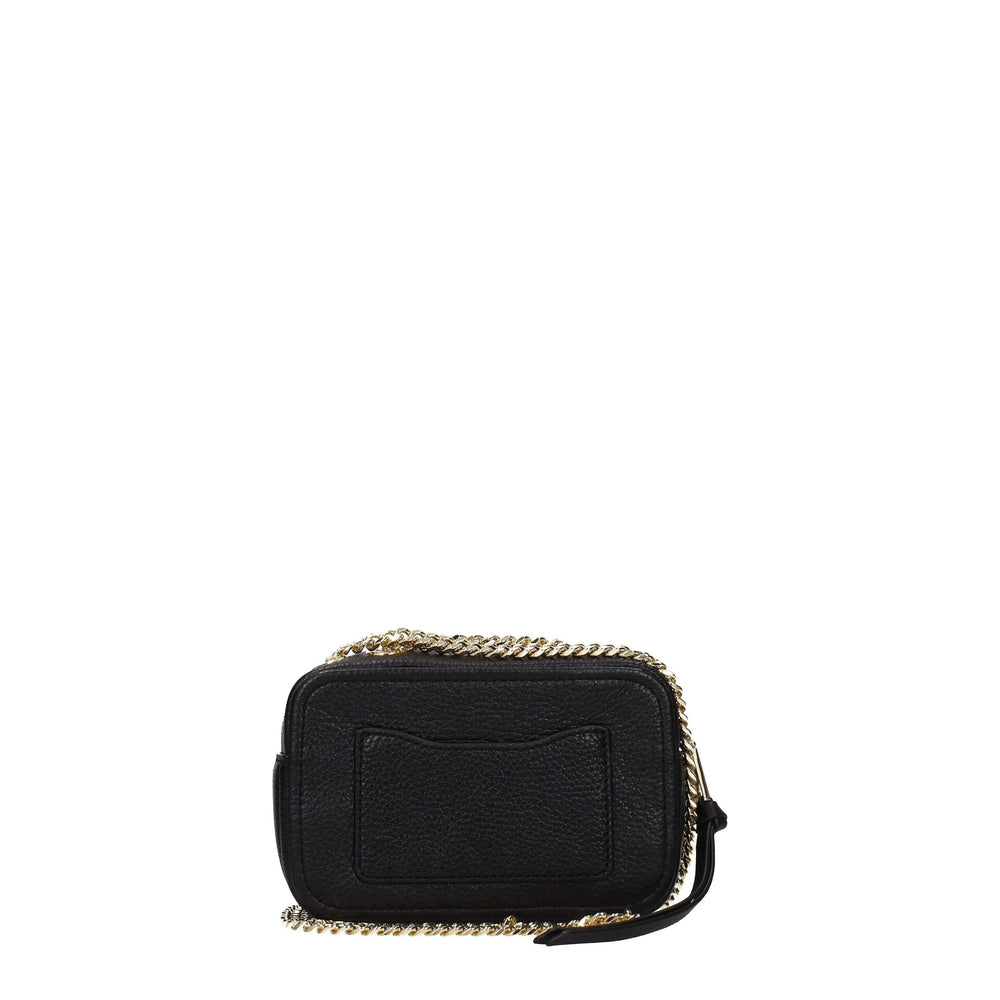 Priveliște din spate a genții crossbody Marc Jacobs din piele, care prezintă finisajul neted al pielii și cusăturile tonale meticuloase.