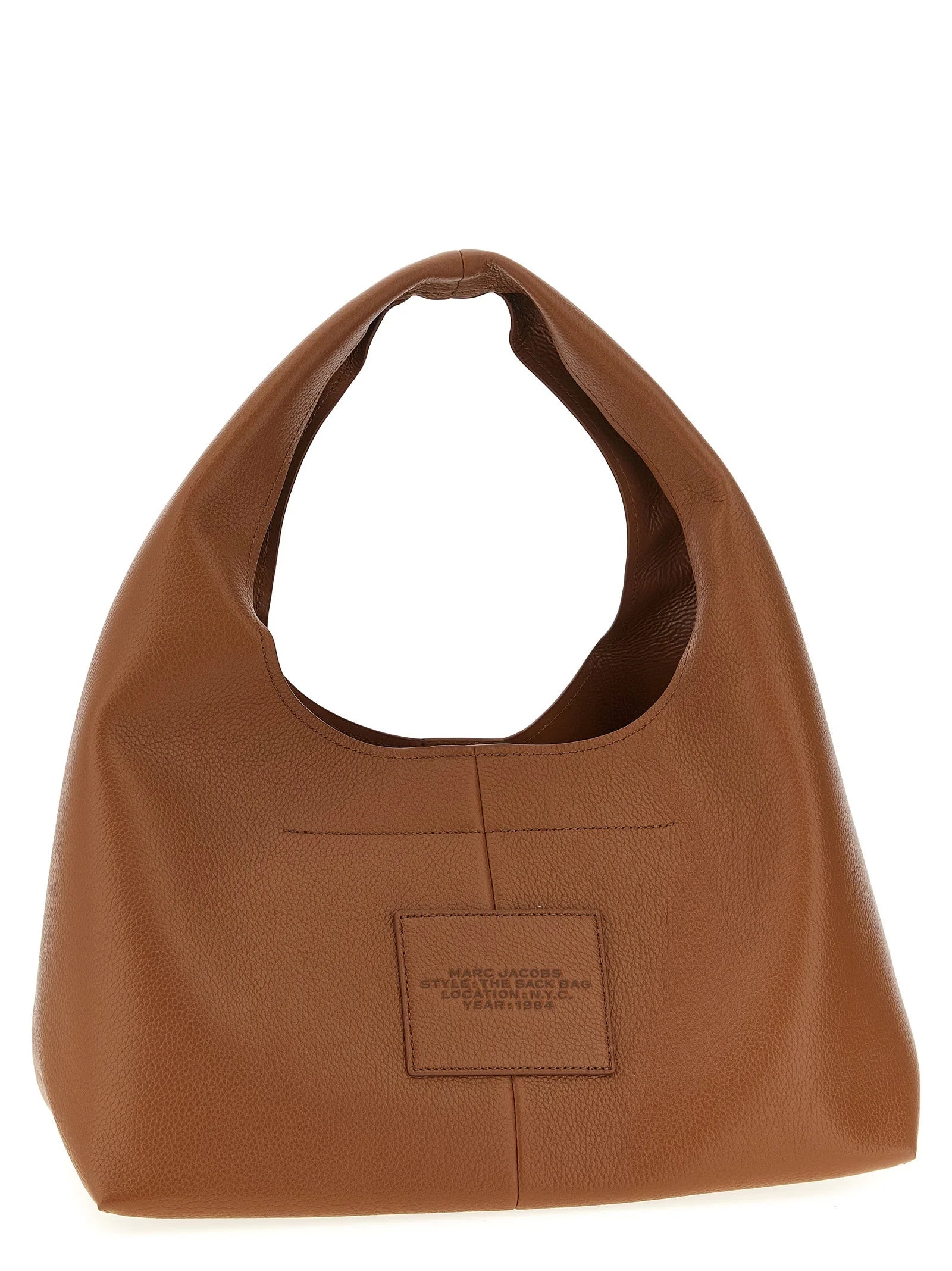 Sideprofil av Marc Jacobs skinnshoulderbag i rik brun, som fremhever den slanke innsvingen og stroppfestet.