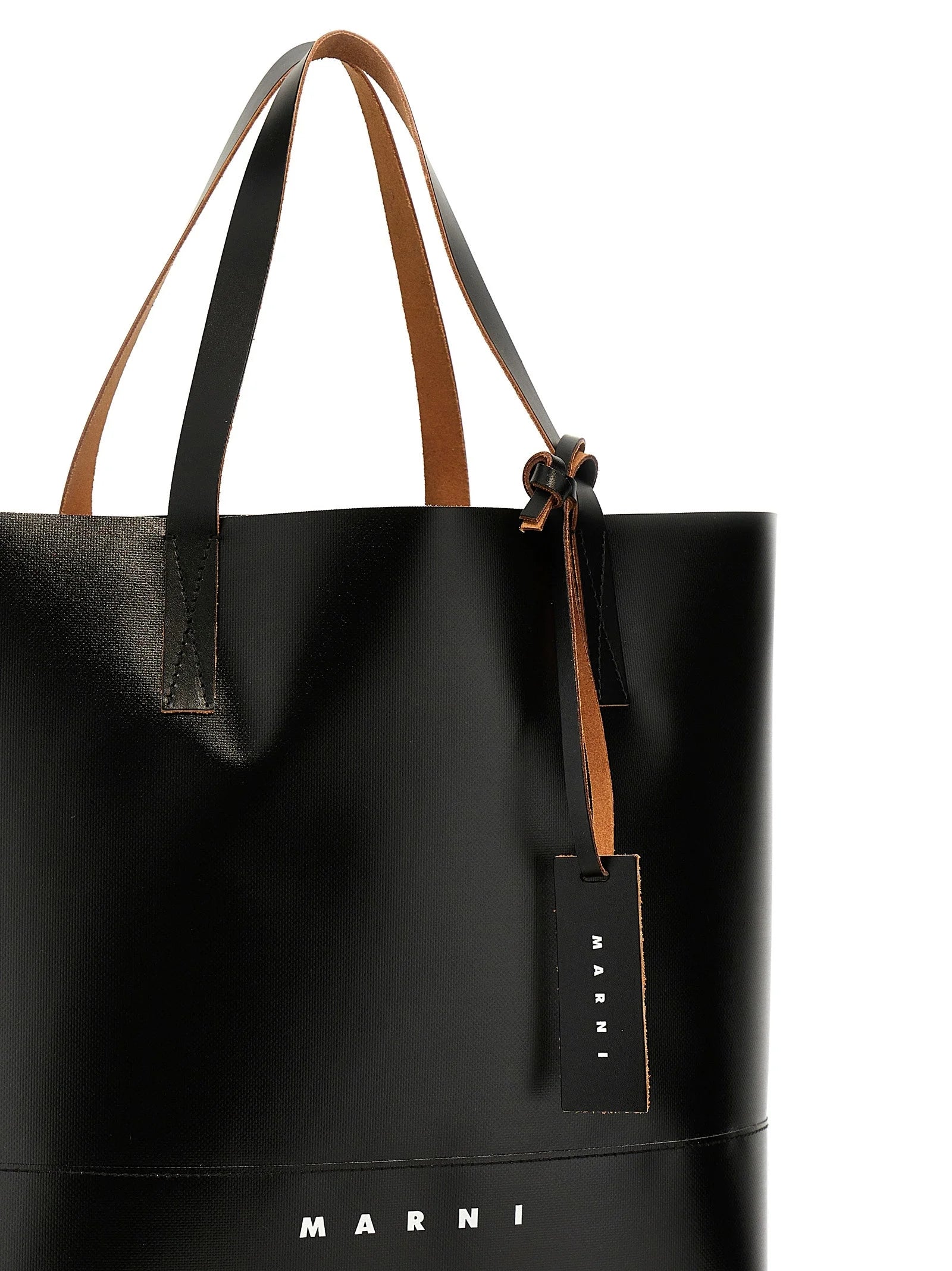 Takakuva minimalistisesta Marnin mustasta shopper-laukusta, jossa on puhtaat linjat ja vahvistetut saumat.
