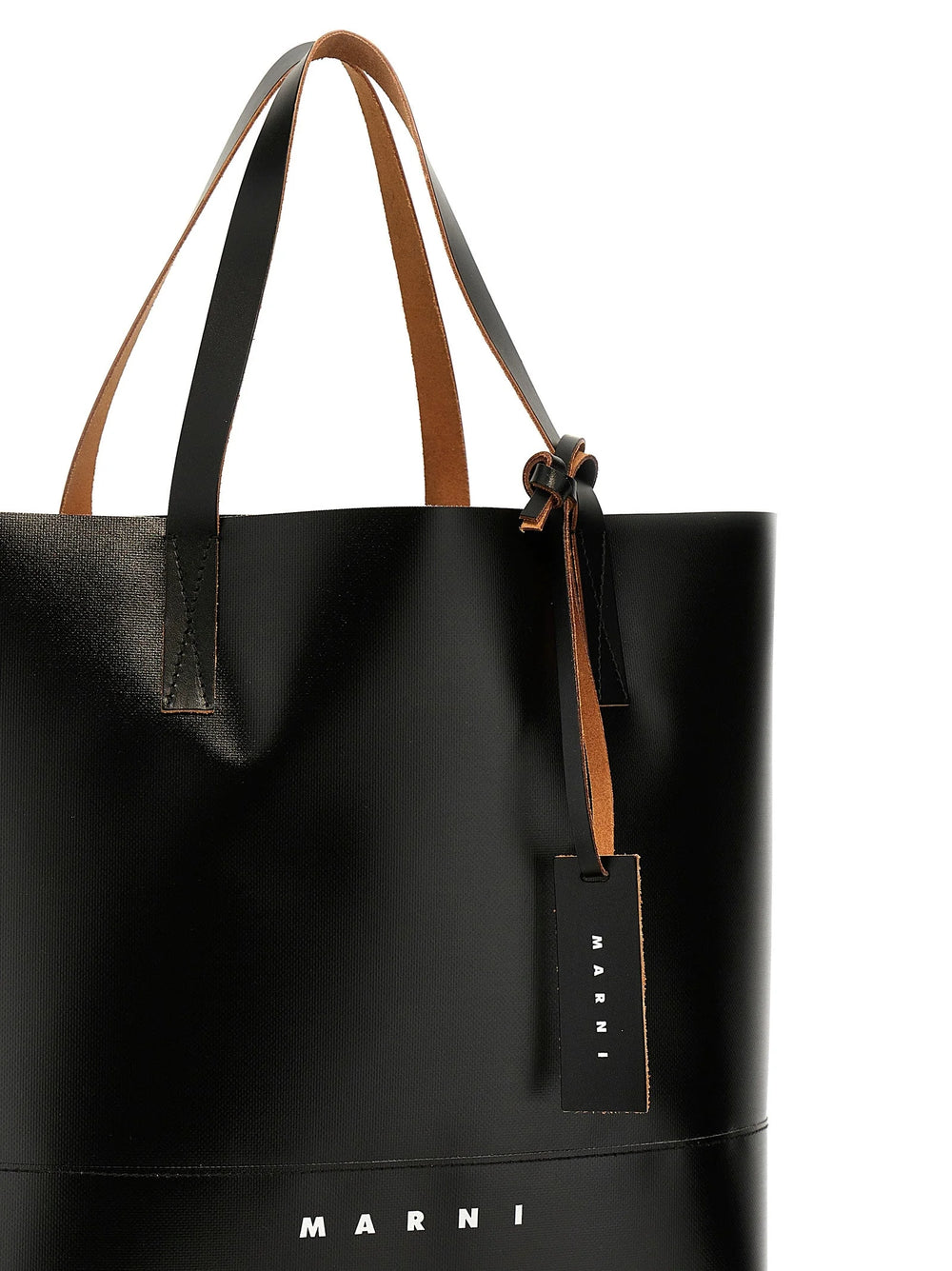 Takakuva minimalistisesta Marnin mustasta shopper-laukusta, jossa on puhtaat linjat ja vahvistetut saumat.