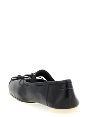Vista trasera de las bailarinas negras MM6 Maison Margiela que destaca el icónico logotipo de costura horizontal blanca en el talón.