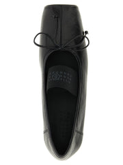 Primer plano del cuero de piel de ternera negra suave y el delicado lazo en las bailarinas de diseñador MM6 Maison Margiela.