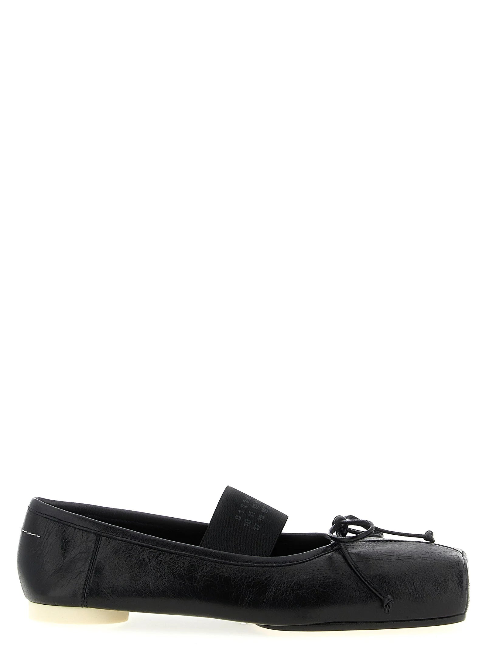 Bailarinas negras de piel de ternera de MM6 Maison Margiela con la puntera cuadrada característica y un delicado lazo minimalista.