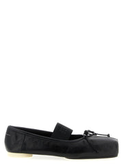 Bailarinas negras de piel de ternera de MM6 Maison Margiela con la puntera cuadrada característica y un delicado lazo minimalista.