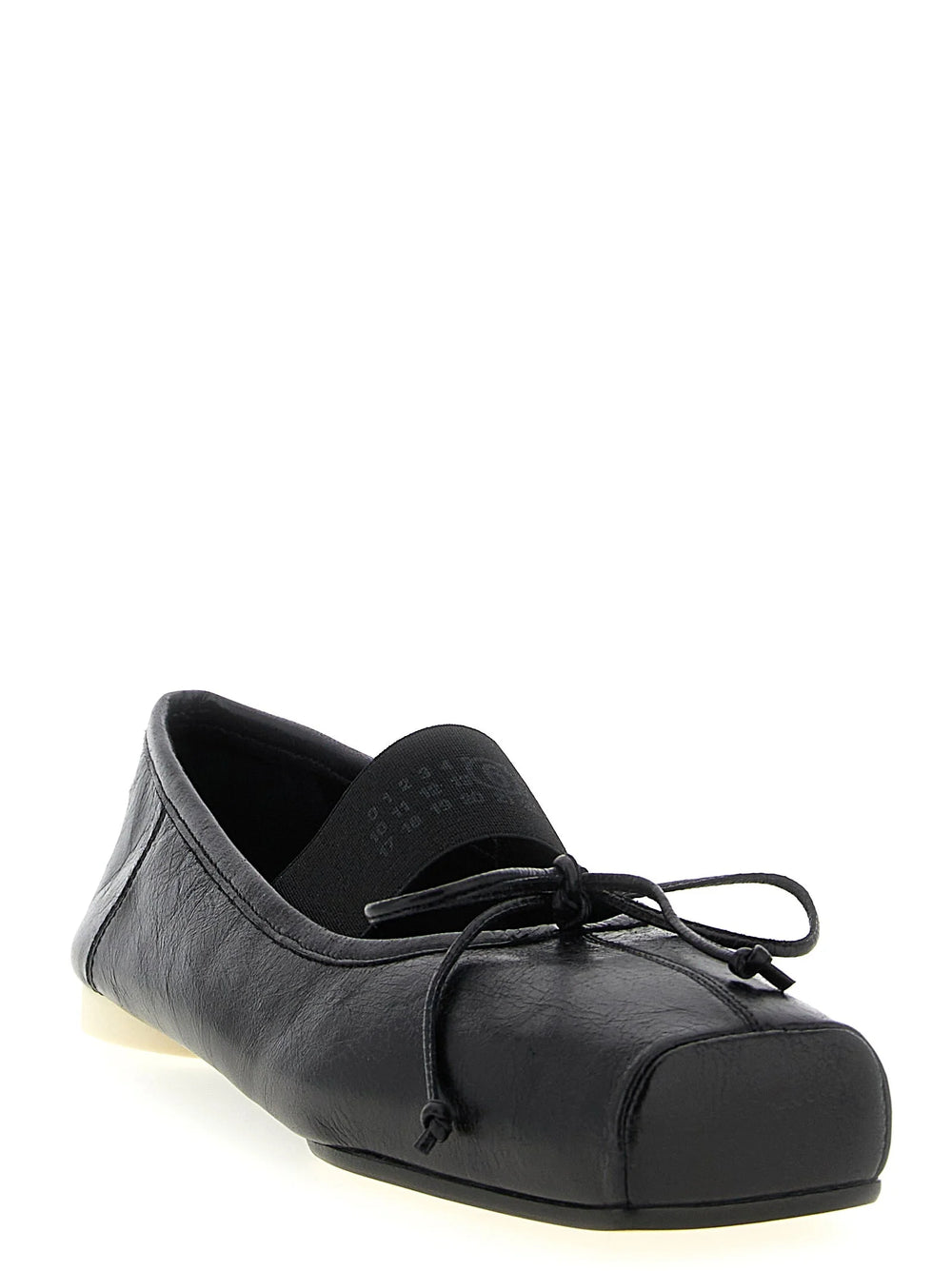 Perfil lateral de las bailarinas de cuero MM6 Maison Margiela que muestran la suela delgada y la silueta de corte bajo refinada.
