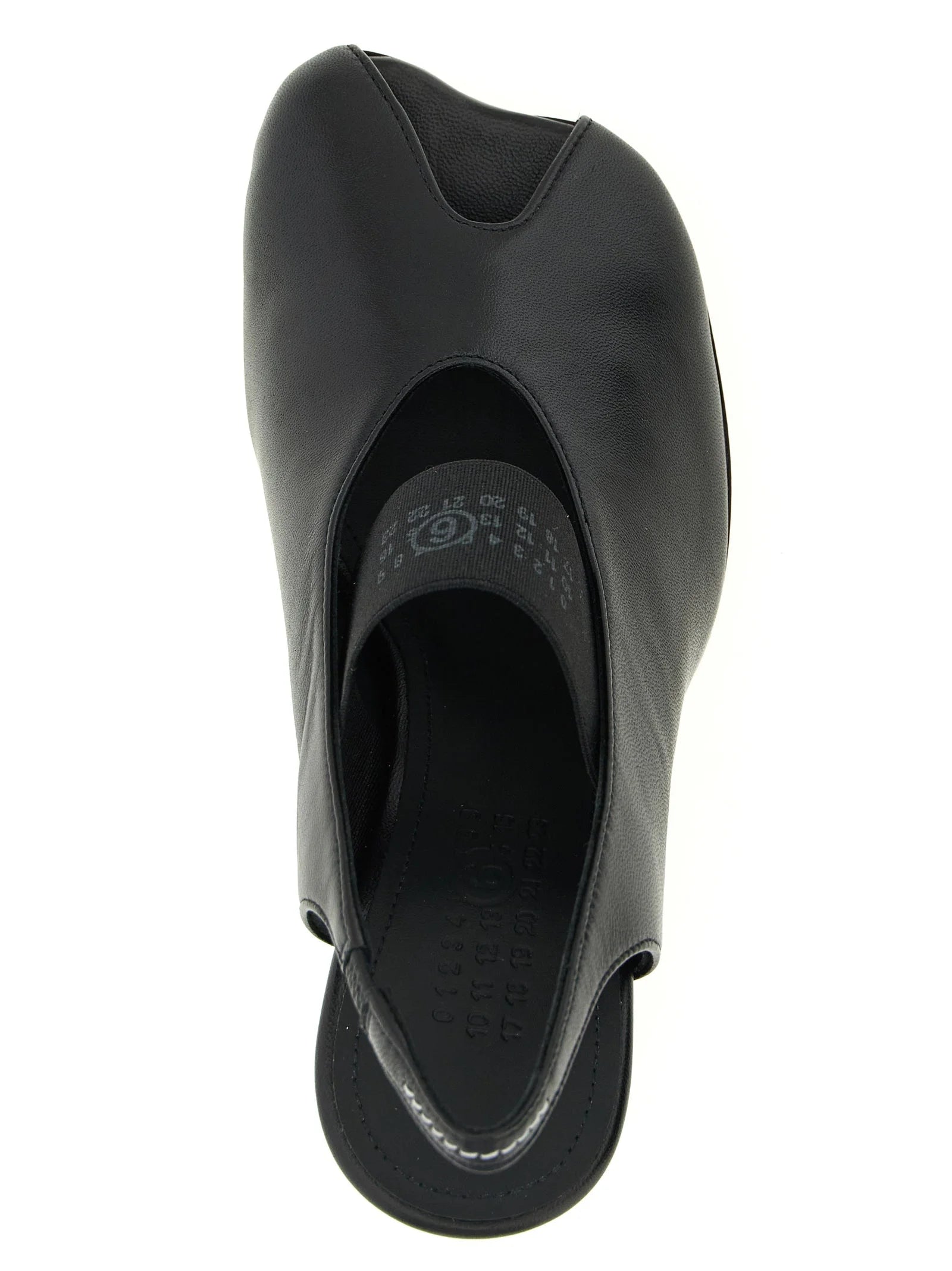 Detailné zobrazenie jemnej textúry čierneho lakovaného kožušiny a vnútorného značenia na stredných topánkach MM6 Maison Margiela.