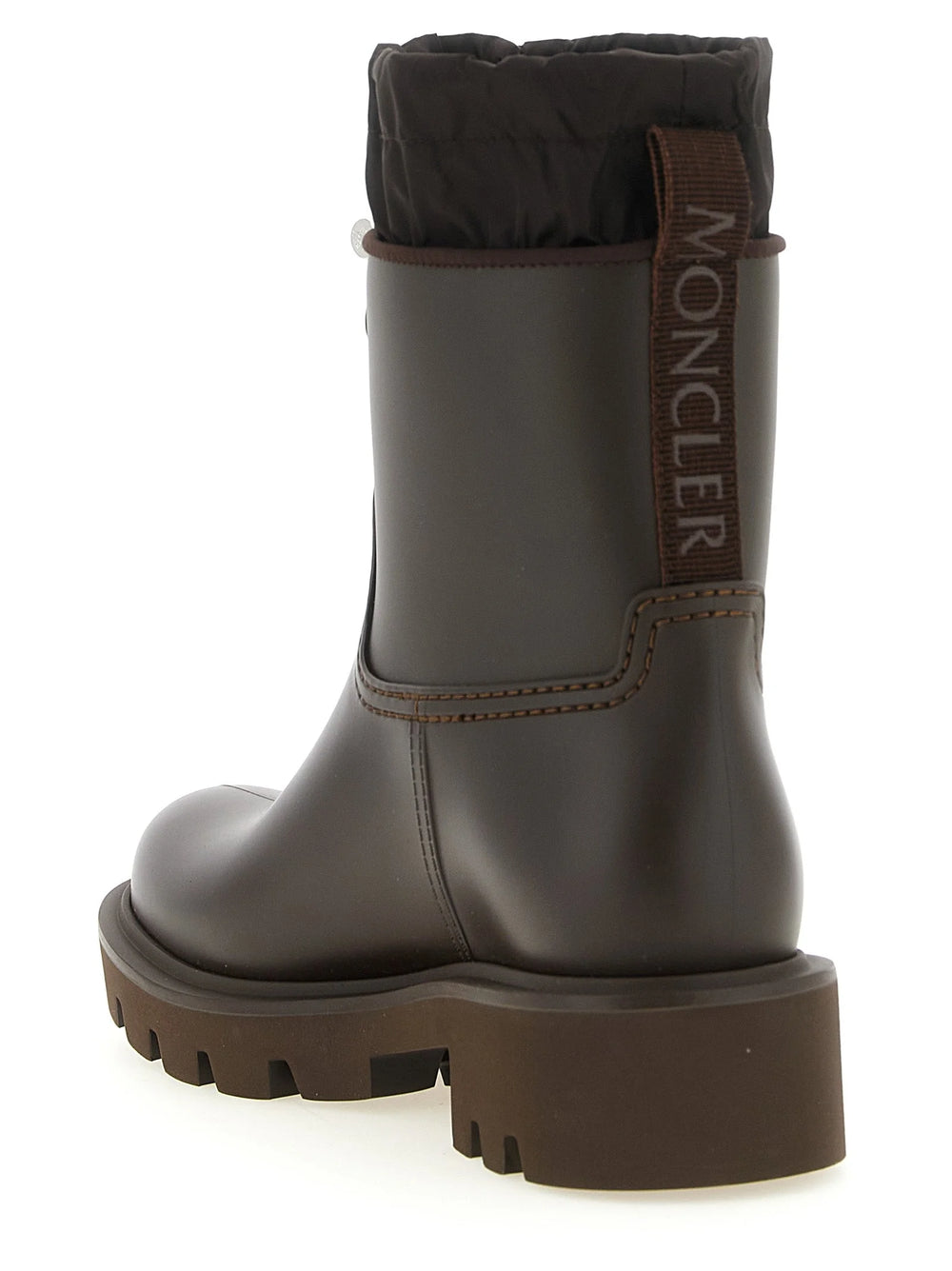 المنظر الخلفي لحذاء Moncler المصنوع من PVC يُبرز شريط السحب وشعار العلامة التجارية المميز على الكعب.