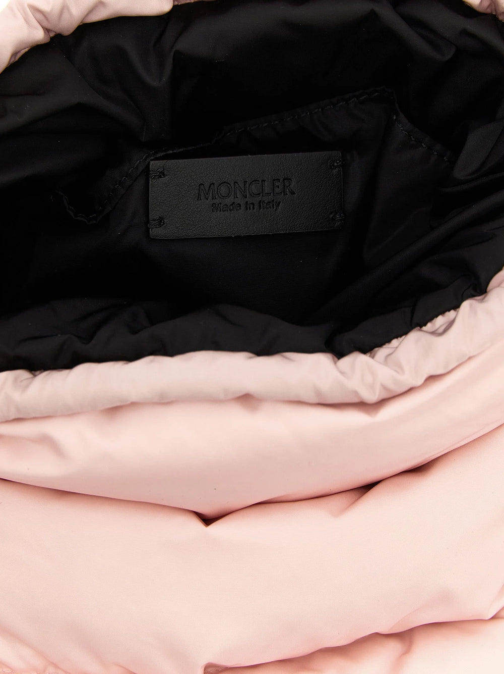 Detailní pohled na kabelku Moncler, ukazující kvalitní texturu polyamidu a přesné prošívání.