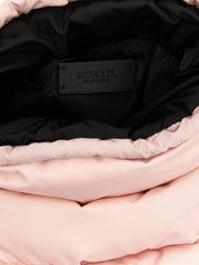 Detailní pohled na kabelku Moncler, ukazující kvalitní texturu polyamidu a přesné prošívání.