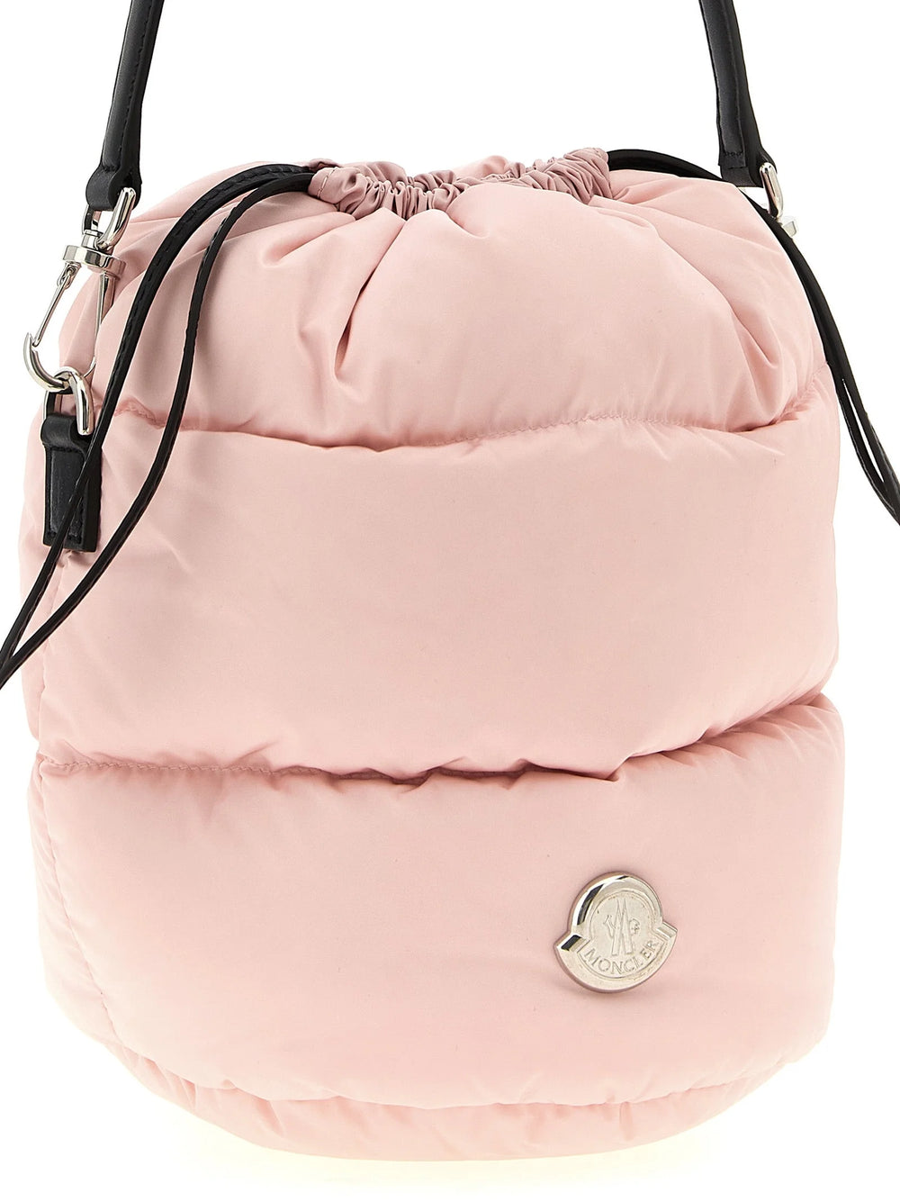 Zadní pohled na dámskou designérskou kabelku Moncler, zdůrazňující plynulost vzoru a rafinovanou povrchovou úpravu.