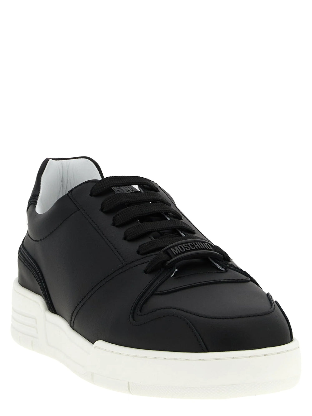 Sidoprofil av Moschinos svarta lädersneakers som visar den smala låga silhuetten och den slitstarka gummisulan.