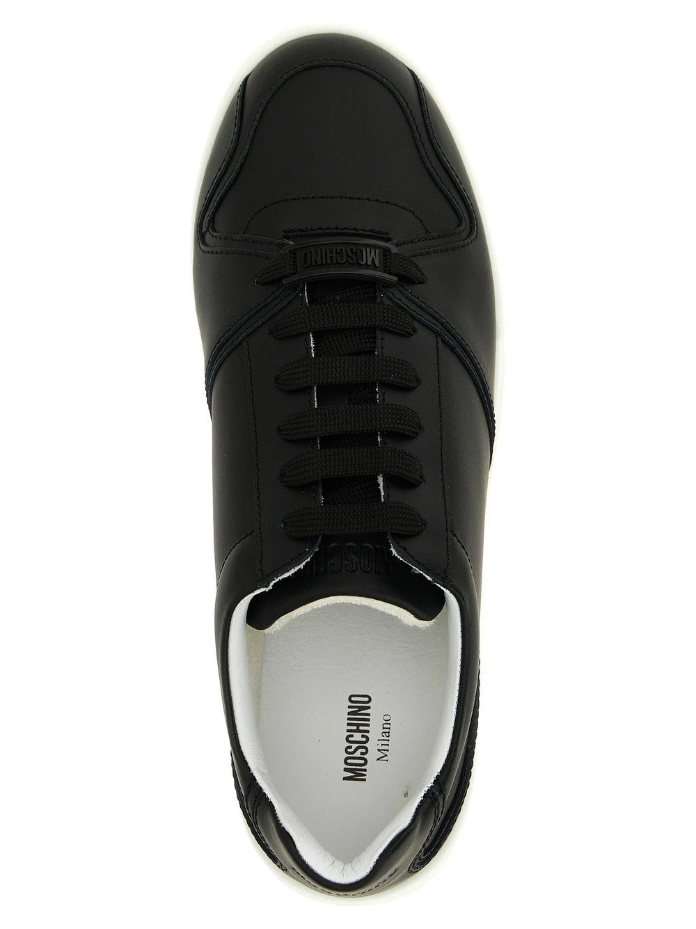 Närbild på Moschinos svarta lädersneakers textur och skosnören, vilket betonar varumärkets fokus på kvalitet.
