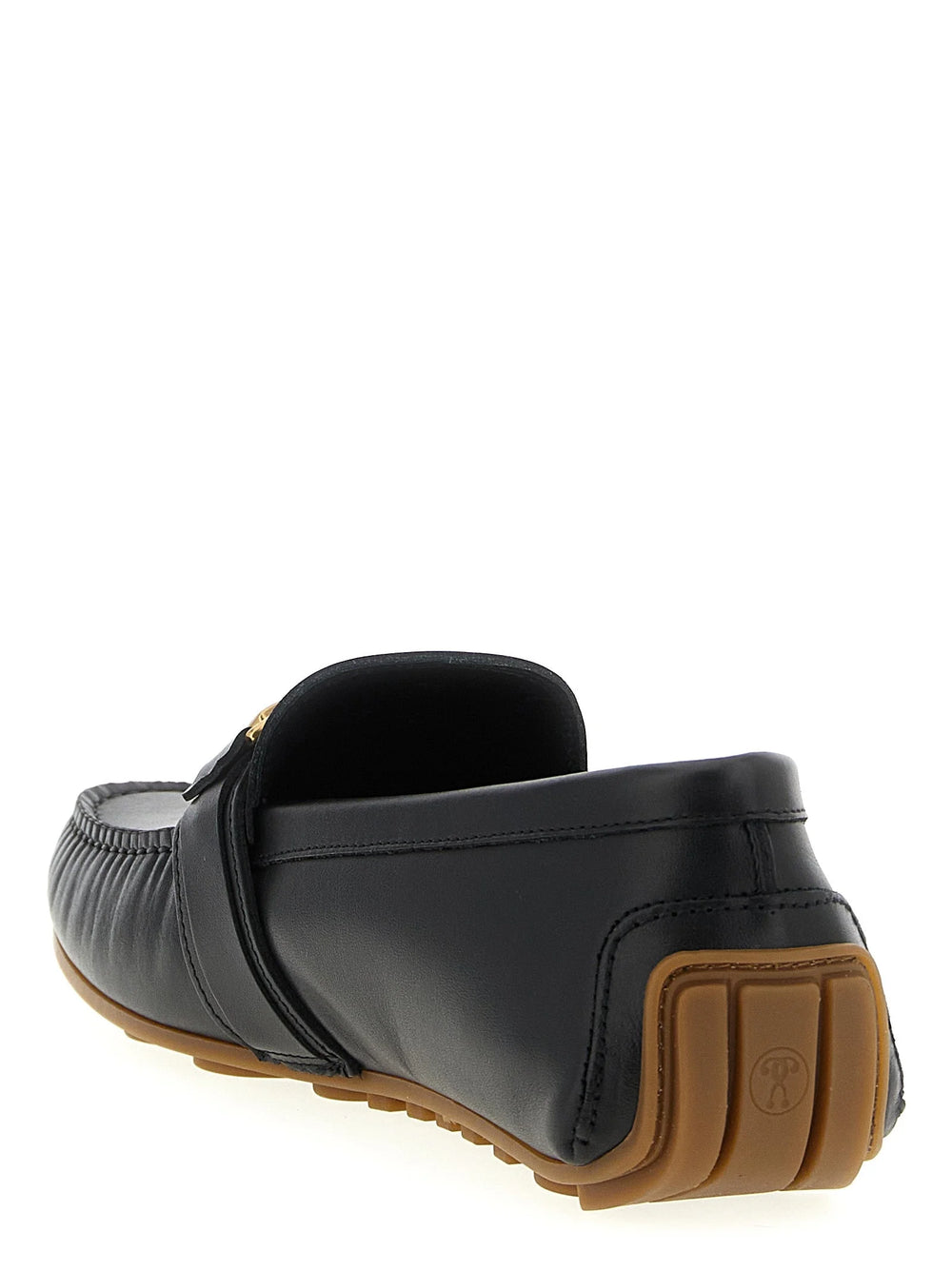 Rückansicht der Moschino Slipper, die die strukturierte Fersenkappe und die erstklassige Textur des schwarzen Leders hervorhebt.