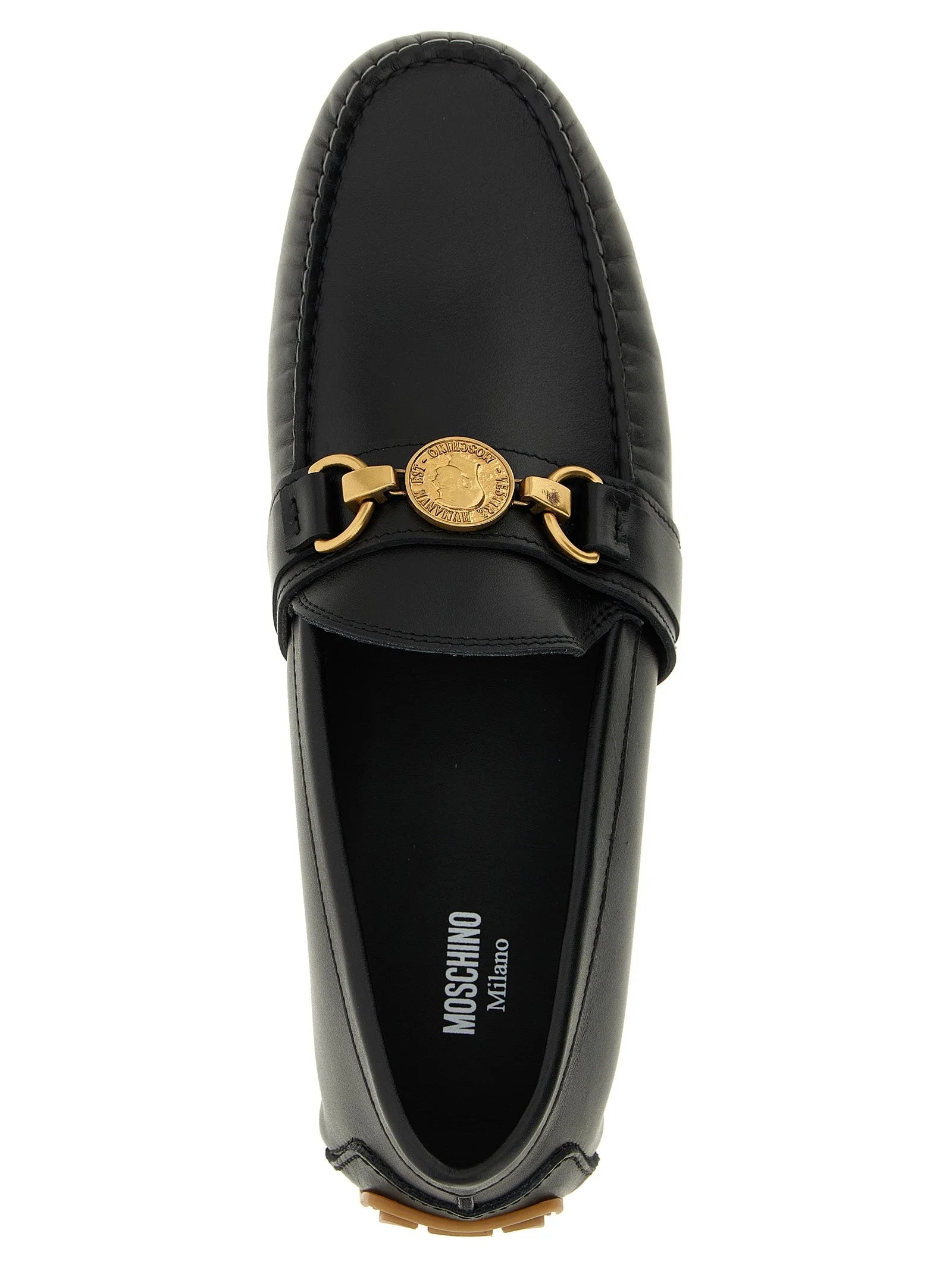 Nahaufnahme der Moschino Slipper mit Fokus auf die glatte Lederstruktur und präzisen Ton-in-Ton-Nähten.