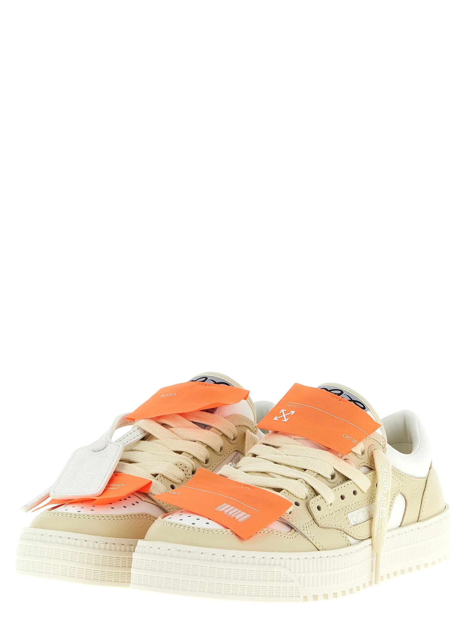 Oldalnézet az Off-White luxus bőr tornacipőkről bézs színben, kiemelve a strukturált gumitalpat és a tónusos öltéseket.
