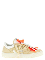Off-White bézs bőr alacsony szárú tornacipők jellegzetes nyíl motívummal és zip-zárós címkével semleges színvilágban.